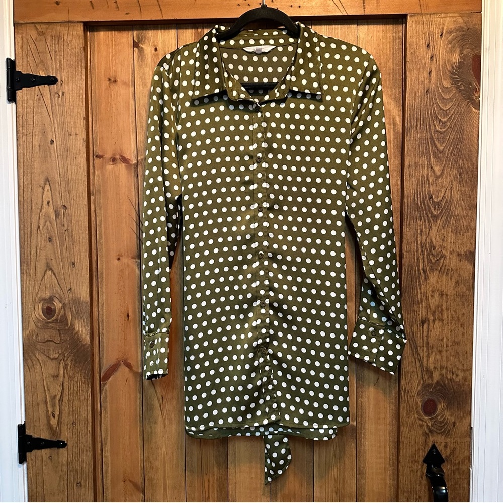 Talie long sleeve button up blouse with tie detail. EUC Size Small